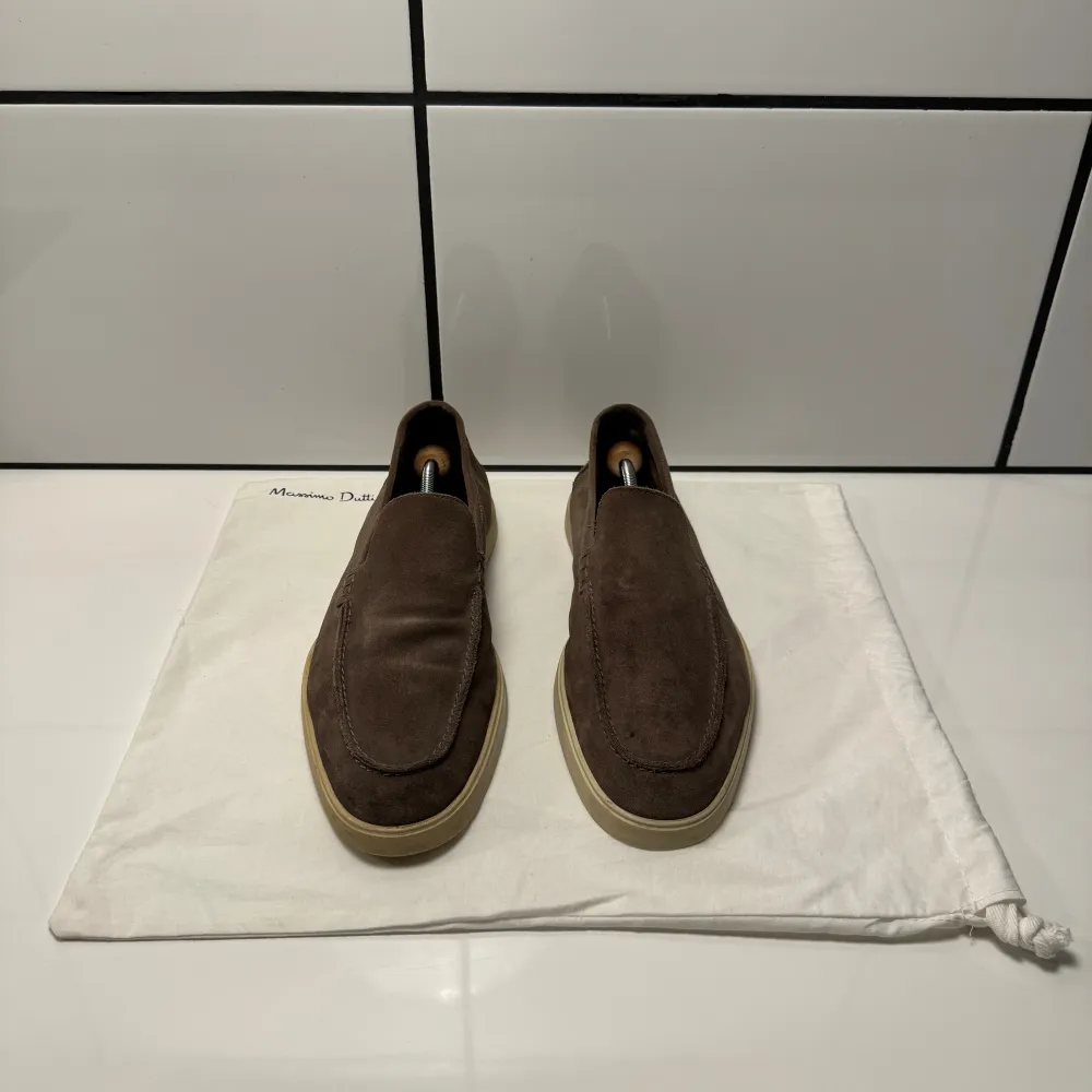 Massimo Dutti Loafers, skorna är i ett bra skick. En duktig tvättare så är dem som nya, använd en sommar. Nypris 1199, mitt pris 599kr! Storlek 42, passar även 43!Hör av er vid minsta fundering 😀. Skor.