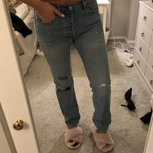 Levis jeans - Snygga jeans från Levis med detaljer. Inköpta i somras, använda fåtal gånger!! Strl w.32 L.34, är vanligtvis en 38a i tighta jeans:). Inköpta för ca. 1200kr