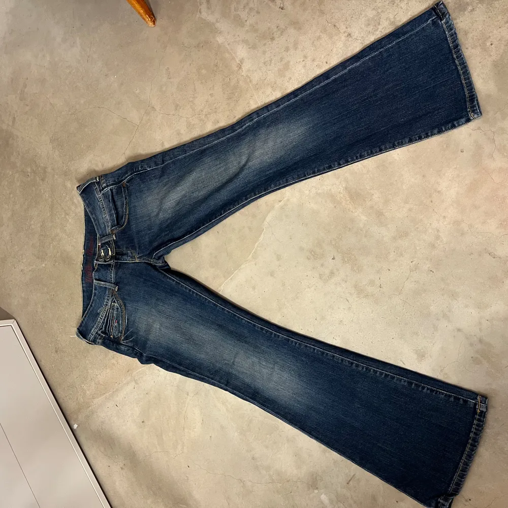 Snygga Lågmidjade jeans från Tomy Hilfiger. Bra kvalitet. Står ingen storlek men skulle säga att dem passar M-L. Kolla bild för alla mått. . Jeans & Byxor.