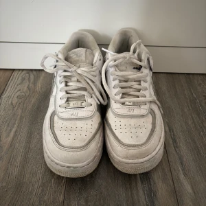 Nike air force  - Säljer jättefina skor då de inte kommer till användning. Inga tecken på användning bortsett från att de är lite smutsiga💕köpta för runt 1400
