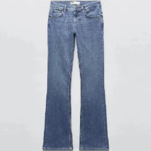 Lowwaist bootcut jeans zara - Lowwaist bootcut jeans från zara, säljer då dom blivit för korta! ❤️