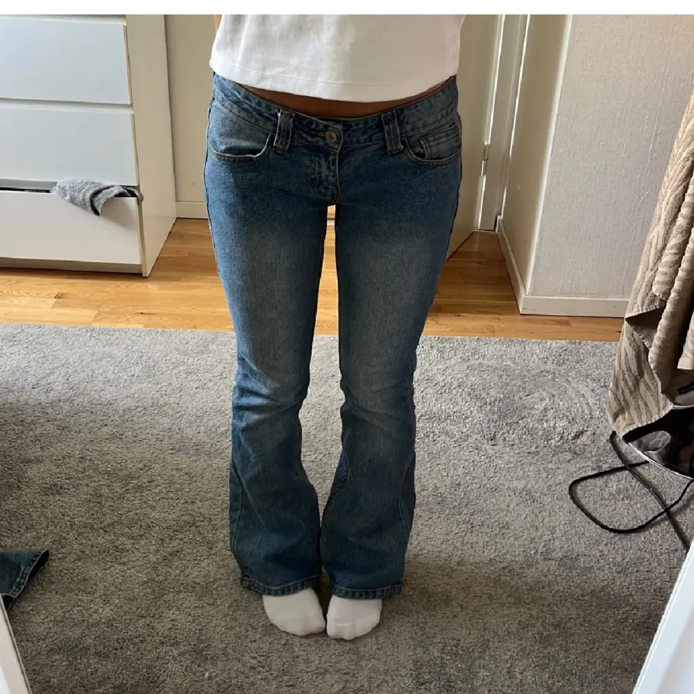 Säljer dessa lågmidjade bootcut jeansen. De är lite ljusare i verkligheten än på bilderna. . Jeans & Byxor.