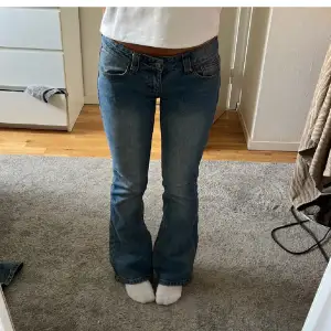 Säljer dessa lågmidjade bootcut jeansen. De är lite ljusare i verkligheten än på bilderna. 