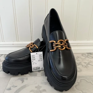 Platåskor  - Svin snygga skor från H&M. Säljer ena paret då jag köpte två storlekar.  Helt oanvända med prislapp kvar. 