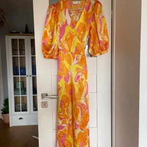 Ny färgglad sommarklänning - Aldrig använd Orange, abstrakt mönstrad midiklänning i texturerad satin med omlottdesign