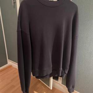 En ny utan prislapp Axel Arigato sweatshirt. Nypris 2200kr. Knappt använd, storlek M