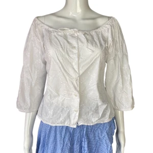 Vintage Topp - Från StJohn’sBay i 100% cotton. Nytvättad. Har blivit lite mörk runt bandet man spänner runt axlarna med åren. Vet ej storleken. Dockan använder XS. I fint skick! MÅTT: Armhåla till armhåla 50cm, midjebredd ~44cm & längd ~50cm