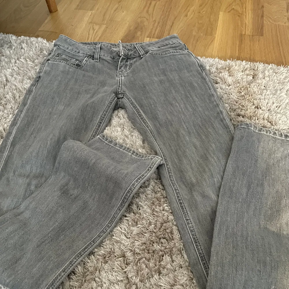Väldigt Low waist bootcut med as snygga bakfickor, dem va tyvärr för små så säljer vidare!😍🤩 W26 L32. Jeans & Byxor.