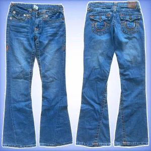 True Religion Jeans - Ett par jätte fina lågmidjade, bootcut True religion jeans, med fatstitching, i ett jätte fint skick! Hör av dig ifall du har frågor!😊