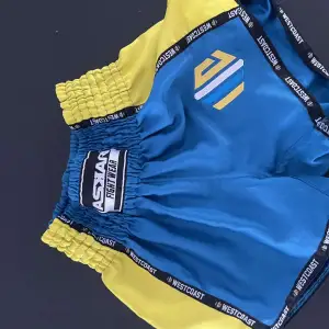 Tjena säljer mina muay thai shorts för att jag inte har användning för dom. Jag köpte för ett tag sen och bara testat. Pris går att diskutera vid snabb affär.