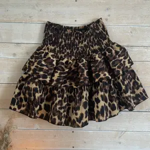 Säljer nu den här otroligt snygga leopard kjolen som är helt perfekt tills i sommar! Köpt här på Plick, använd fåtal gånger av mig🐆🐆(står ingen storlek, men skulle gissa på s/m)