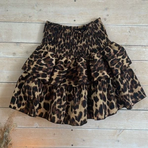 Leopard kjol - Säljer nu den här otroligt snygga leopard kjolen som är helt perfekt tills i sommar! Köpt här på Plick, använd fåtal gånger av mig🐆🐆(står ingen storlek, men skulle gissa på s/m)