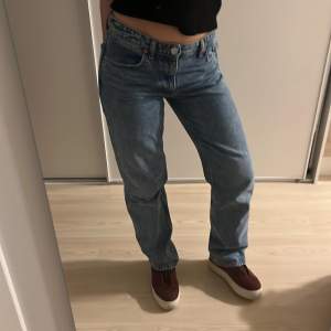 Säljer dessa as snygga zara jeans i storlek 38! Jag är 173 och de går ner till marken på mig!💘