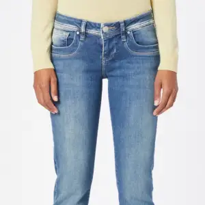 Superfina blåa ltb jeans i modellen valerie!💗 köpta för 915 & säljer för 650! 