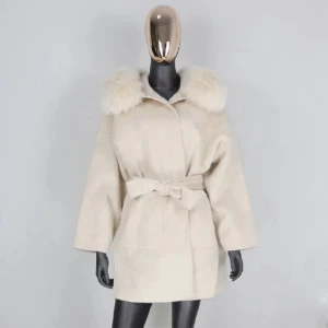 Alicia Coat off-white - Som ny knappt använd. Köpt för 3299kr. Avtagbar päls. 
