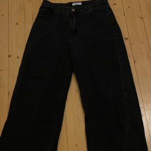Jeans - Jätte bekväma svarta jeans. Använd fåtal gånger. Baggy passform, medelhög midja💖.