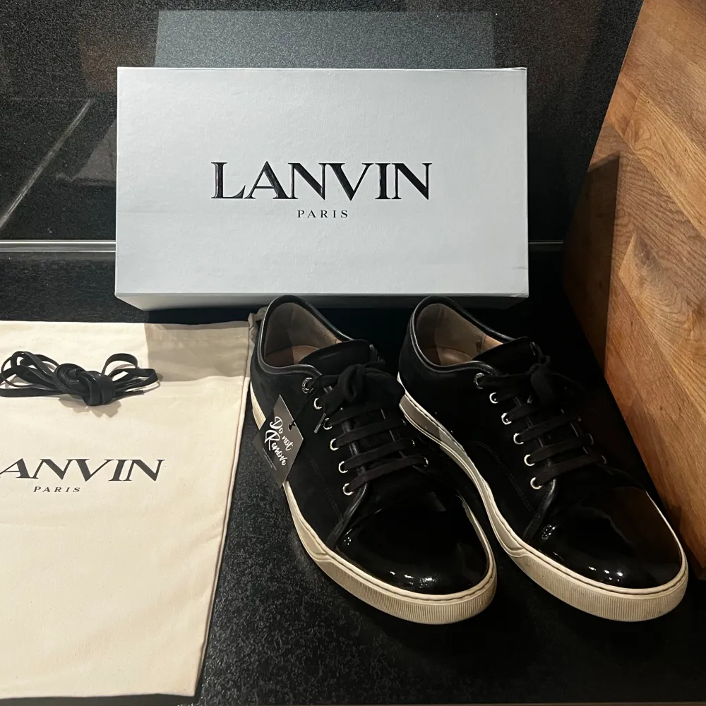 Lanvin skor, väldigt bra skick! Använt dem i 1 månad ungefär, Allt og ingår! box, dustbag, tag + extra snören. nypris: 4500kr! 🌟FAST PRIS 2699kr!. Skor.