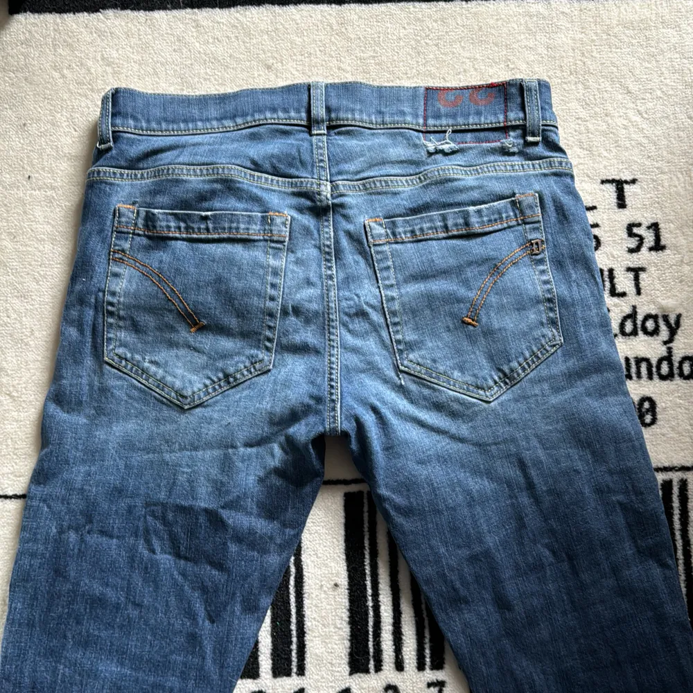 Säljer dessa Dondup jeans, modellen är george | Storlek 33 | Tecken på användning, men mycket liv kvar, hålen är lätta att åtgärda | Hör av er vid funderingar!. Jeans & Byxor.