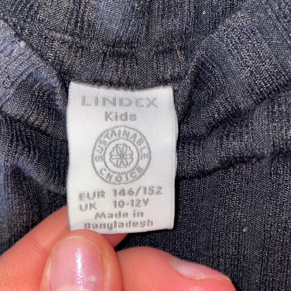 Ribbad t-shirtfrån Lindex   Söt till det mesta och skön som tusan❤️ skulle säga att den passar xs-s för det är min vanliga storlek. . T-shirts.