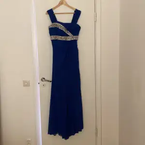 Blå fest klänning säljes storlek 38-40