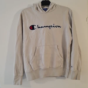 Champion Hoodie - Champion Hoodie i bra skick. Storlek: M Snöret i luvan saknas.