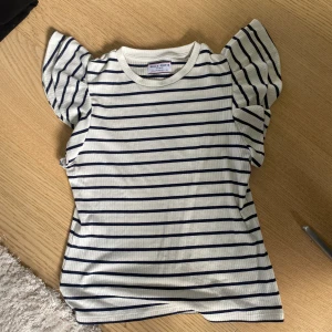 Randig t-shirt  - Säljer denhär t-shirten då den tyvärr är för liten för mig. Nästan aldrig använd och är i ett bra och fint skick. Från början köpt från Lindex🥰