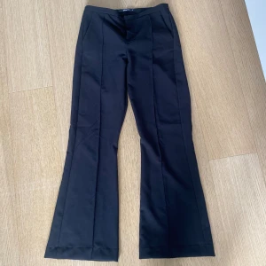 Svarta kostymbyxor - Säljer dessa svarta kostymbyxorna från Gina💗dom är nästan aldrig använda. Passar tyvärr inte mig.