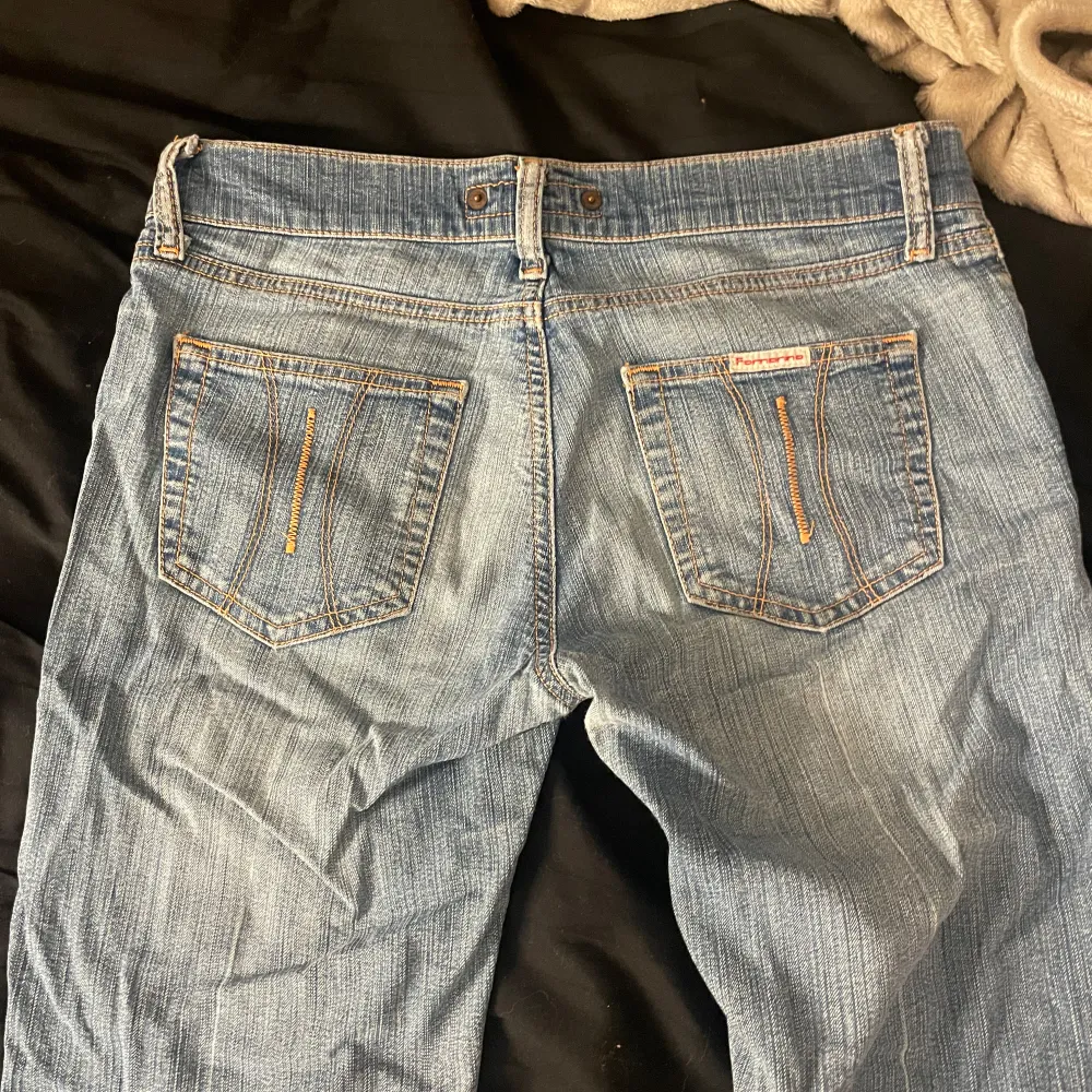 Lågmidjade jeans i storlek 27 (Xss-xs) från märker fornarina, aldrig hunnit andvända då dom är för små för mig därför det inte finns någon bild på dom🩷 Midjemått är 33x2, 98 cm långa och 75 cm från skrevet o ner.. Jeans & Byxor.