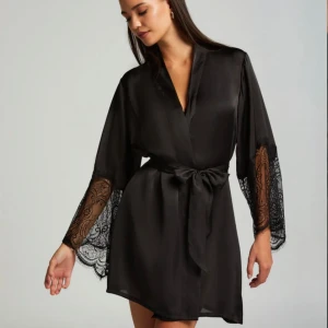 Satin rock Hunkmöller  - Säljer min mörk gröna (oliv) morgonrock i satin från hunkemöller då den inte kommer till användning längre. Köptes för 650, säljer den för 280. Egna bilder går att få vid frågan, tror dom slutat sälja den gröna då jag ej kunde hitta den på hemsidan🤪