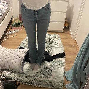 Jeans med slits - Storlek s kommer från lager 157 är typ som nya, säljer pga aldrig använder de nypris 400 säljer för 300