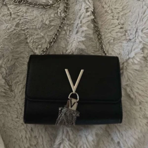 Valentino väska - En svart Valentio axelremsväska. Mycket bra skick.