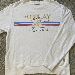 Replay sweatshirt  - Nästan oanvänd vit sweatshirt från Replay i topp skick. Säljer då ja inte passar i vitt.💕