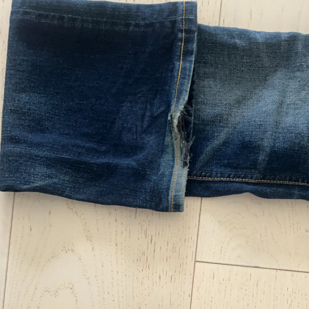 lågmidjade bootcut jeans från nudie som är lite slina längst ner på benen, annars bra skick och inye använda så mcyket🥰W28 L 34. Jeans & Byxor.