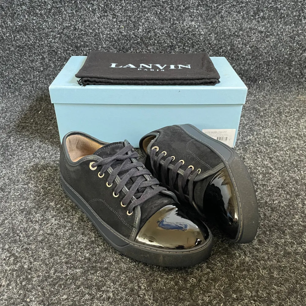 Säljer ett par mörkblåa Lanvin cap toe i bra skick. Skorna är självklart äkta och endast skor medföljer vid köp. Vid minsta lilla fundering är det bara att höra av sig. . Skor.