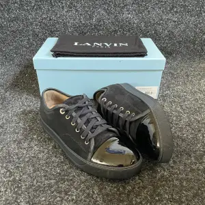 Säljer ett par mörkblåa Lanvin cap toe i bra skick. Skorna är självklart äkta och endast skor medföljer vid köp. Vid minsta lilla fundering är det bara att höra av sig. 