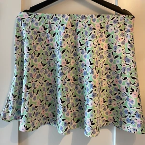 Söt blommig kjol från Gina tricot  - Jättesöt blommig kjol från Gina tricot. Storlek 38