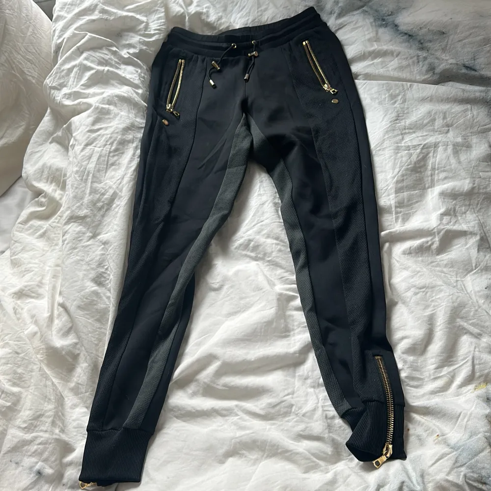 Träning/mjukis byxor från Nike! Har aldrig använt köptes för 2 år sedan så de är som nya! Säljer då de inte kommer till användning! 🥰. Jeans & Byxor.