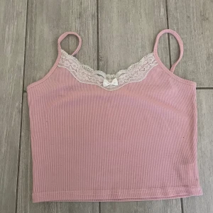 Rosa jättegulligt Linna med spets och rosett - Kort supergulligt sommarlinne i bra skick!