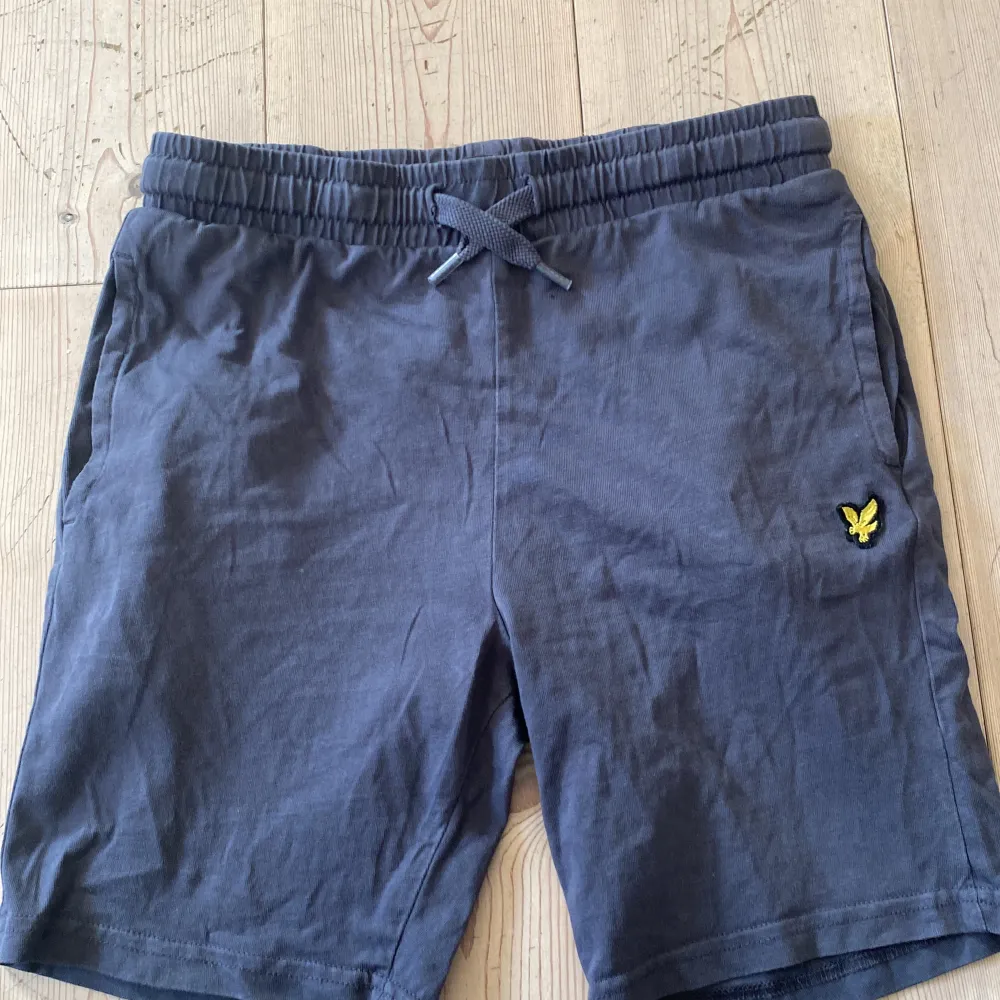 Min lillebror säljer även ett par mjukis shorts från lyle & scott som han vill sälja. Använda en sommar. Dom säljs för att han har vuxit ur dom. Nypris är ca 350kr. Shorts.