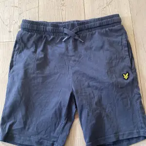 Min lillebror säljer även ett par mjukis shorts från lyle & scott som han vill sälja. Använda en sommar. Dom säljs för att han har vuxit ur dom. Nypris är ca 350kr