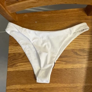 Bikini underdel - Säljer nu min vita bikini underdel från shein 