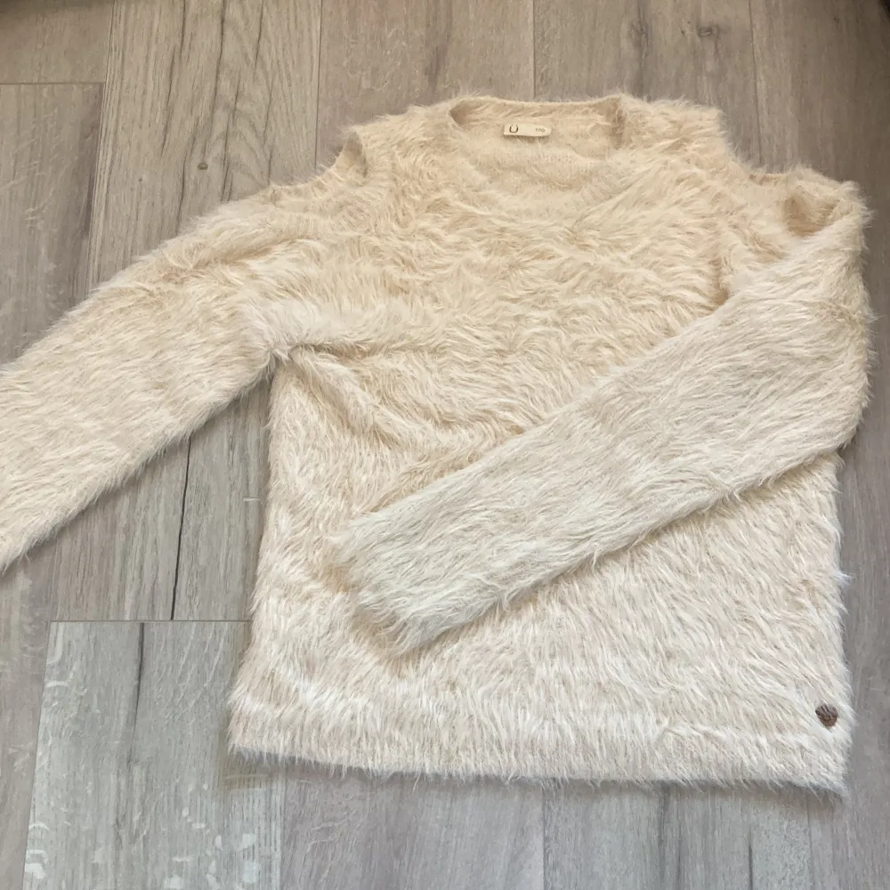 Lurvig tröja med hål vid axlarna, bra skick :). Neuletakit & Villapaidat.
