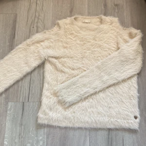 Lurvig tröja  - Lurvig tröja med hål vid axlarna, bra skick :)