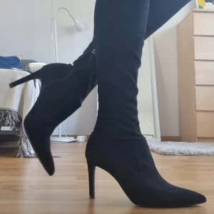 Overknee stövlar med stilettklack - Storlek 38, köpt på zalando.  Märke: strativarius. Gott skick.