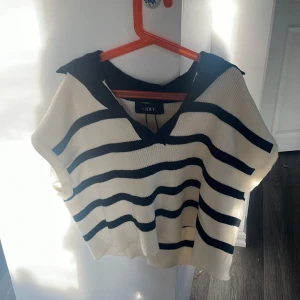 Tröja - En tröja från cider utan armar med en nedåtvikande krage. Tror den är i storlek s. Inte använd. 