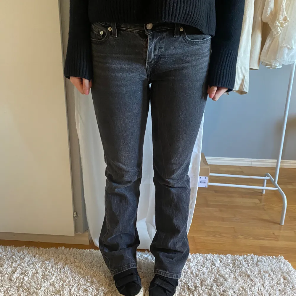Lågmidjade gråa levis jeans. Jättebra skick och använda fåtal gånger. Modell low pitch boot. Skriv för fler bilder💞. Jeans & Byxor.