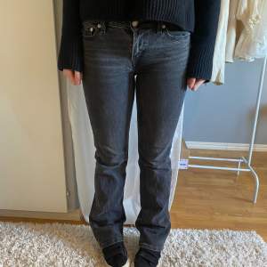 Lågmidjade gråa levis jeans. Jättebra skick och använda fåtal gånger. Modell low pitch boot. Skriv för fler bilder💞