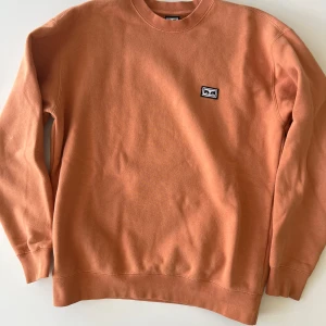 Obey sweatshirt - Obey Collegetröja i fint skick och kvalitet. Ljusorange, lite oversized.