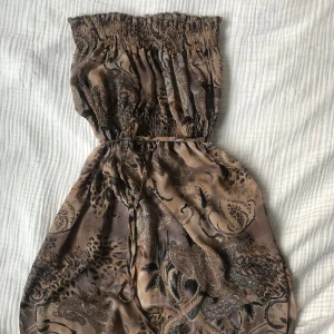 Topp/kjol - En lång tub topp som både kan bäras som kjol men även som kort klänning, ett rkt dunder plag! Tyget är stretchigt å drf är storleken M-L 