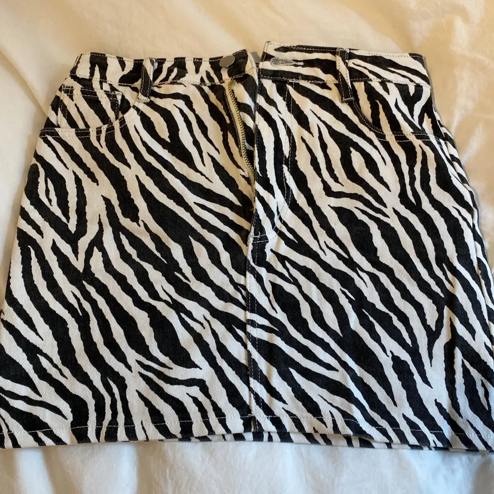 Denim, jeans kjol med zebra mönster. Aldrig använd och inga defekter.. Kjolar.